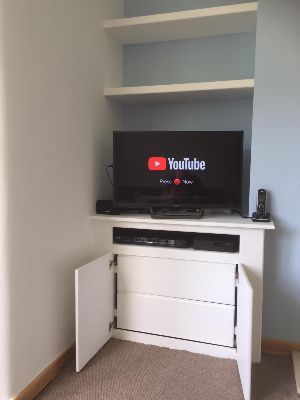 Compact built-in media unit with shelving